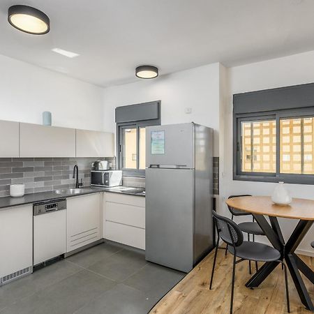 Modern & Sunny 1 Bdr W Balcony And Parking Apartman Tel-Aviv Kültér fotó